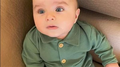 خرج شاباً من منزله يدفع عربته المحملة بالخبز