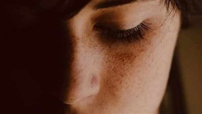 استيقظ الزوج زات ايام وذهب إلى الحمام 